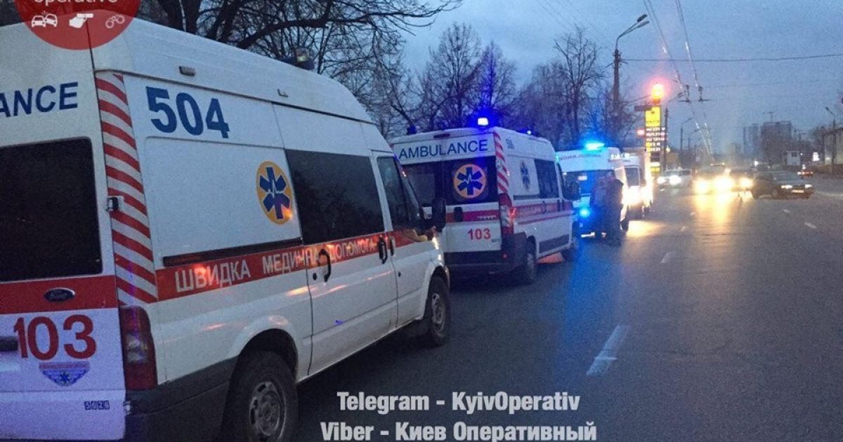 у Києві авто влетіло у зупинку громадського транспорту_6 / © Facebook/Киев Оперативный