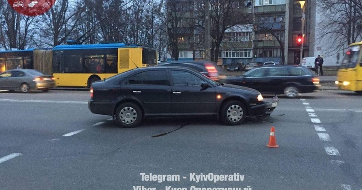 у Києві авто влетіло у зупинку громадського транспорту_3 / © Facebook/Киев Оперативный