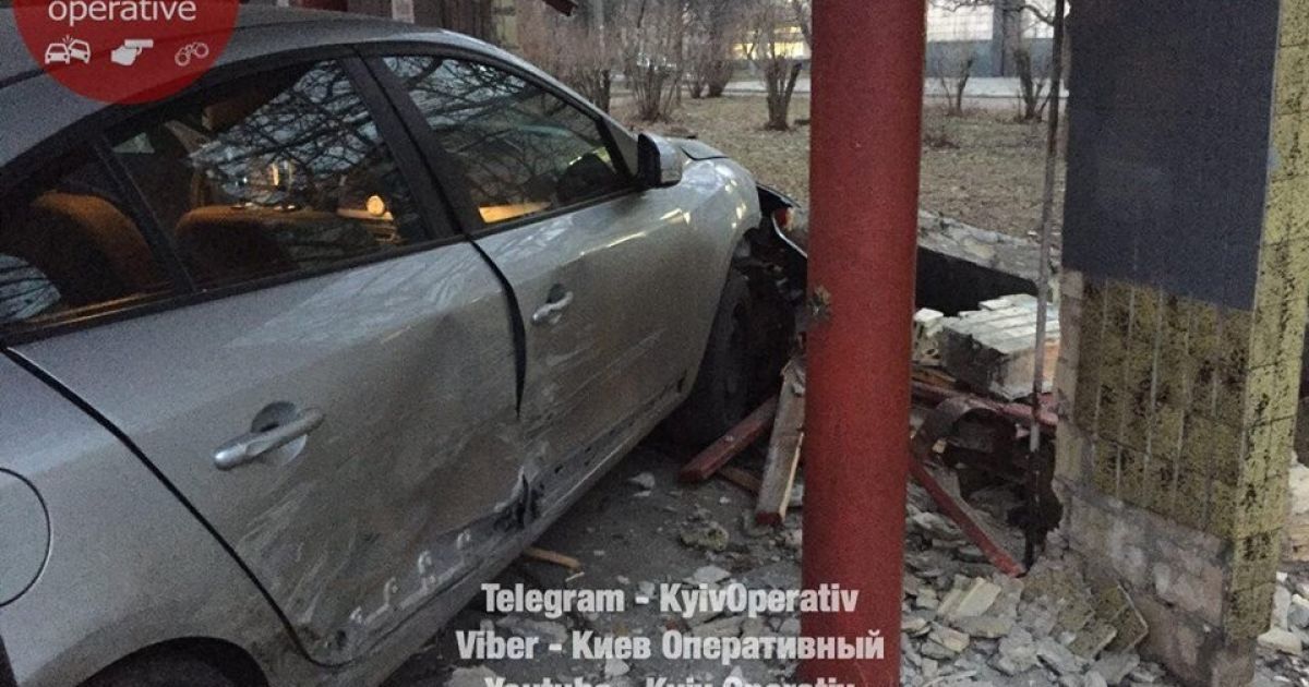 у Києві авто влетіло у зупинку громадського транспорту_7 / © Facebook/Киев Оперативный