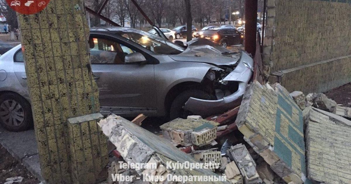 у Києві авто влетіло у зупинку громадського транспорту_8 / © Facebook/Киев Оперативный