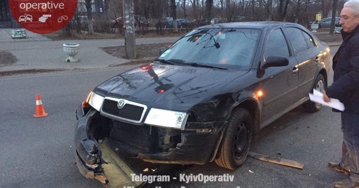 у Києві авто влетіло у зупинку громадського транспорту_2 / © Facebook/Киев Оперативный
