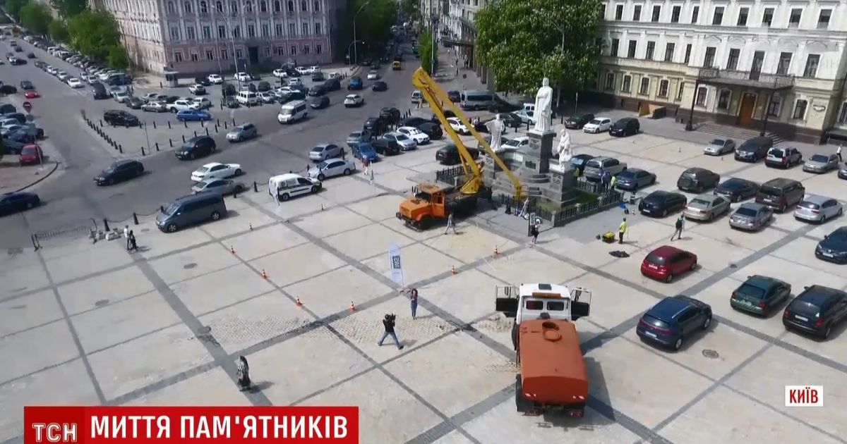 В Киеве впервые с момента установления помыли памятник княгини Ольги