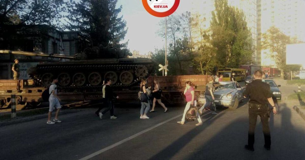 ДТП автомобіль танк поїзд_6 / © facebook/dtp.kiev.ua