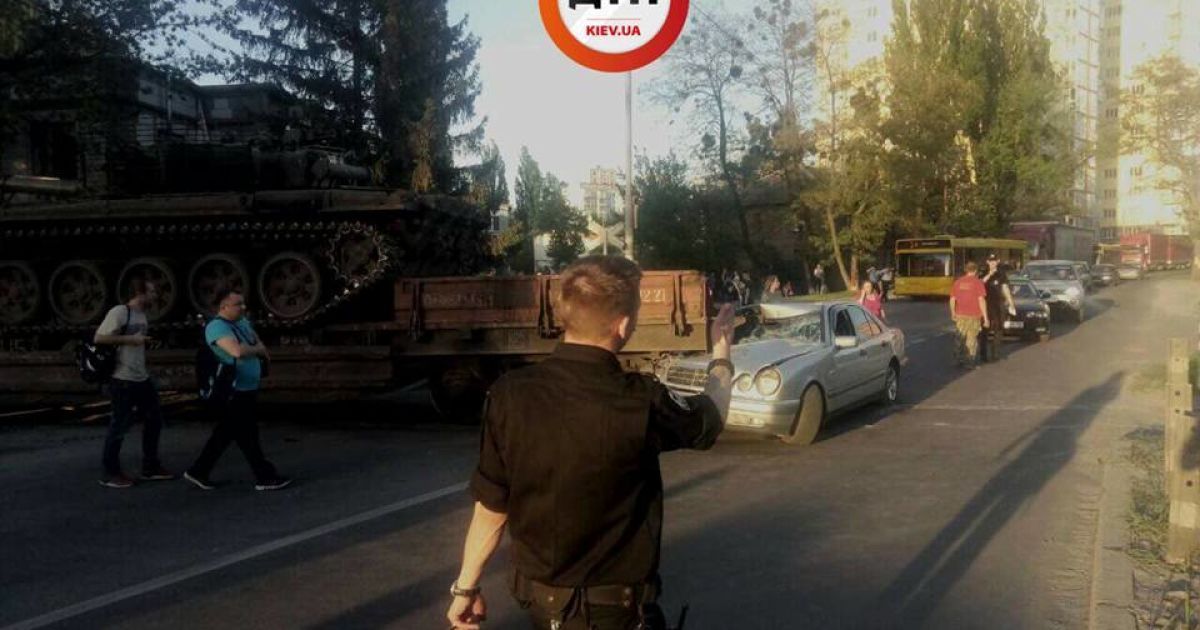 ДТП автомобіль танк поїзд_5 / © facebook/dtp.kiev.ua