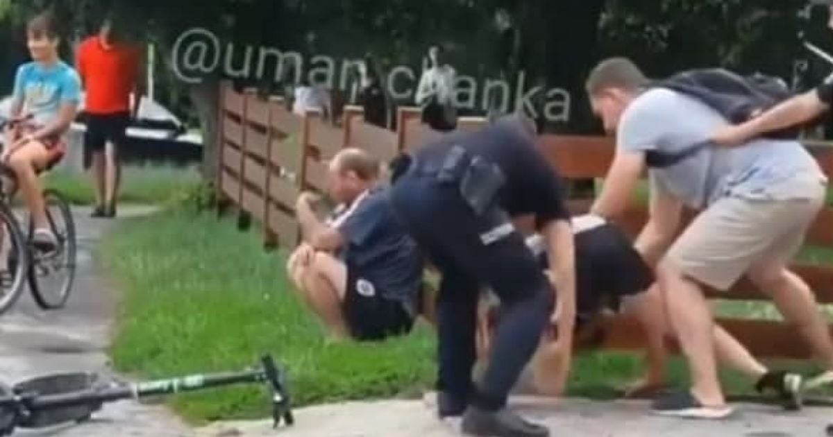У Черкаській області п'яна жінка побилася з копами через самокат (відео)