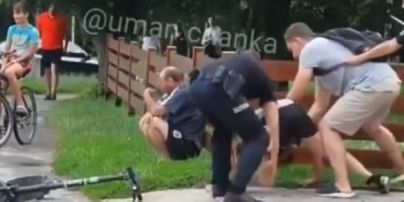 У Черкаській області п'яна жінка побилася з копами через самокат (відео)