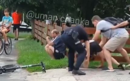 В Черкасской области пьяная женщина подралась с копами из-за самоката (видео)