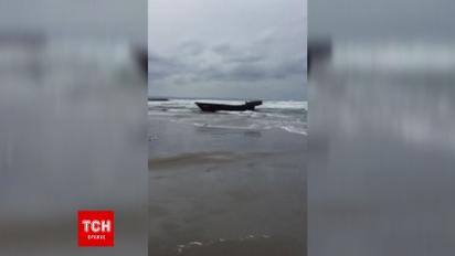 В Японии на берег штормом выбросило лодку с трупами