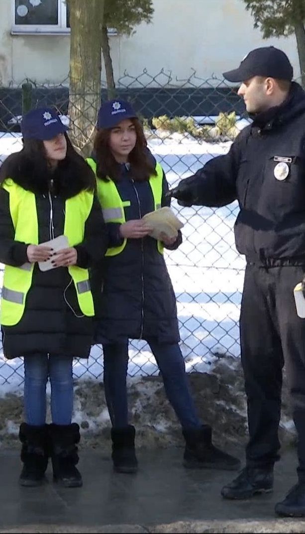 Любой классным: во Львове школьники вместе с патрульными провели социальную акцию