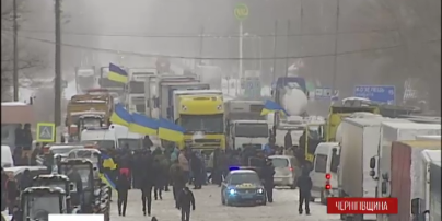 Емоційне блокування доріг аграріями: погрози "заморозити" всю Україну та спалений трактор