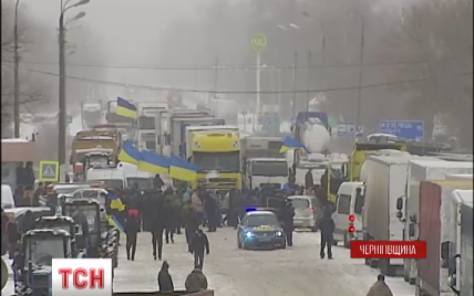 Емоційне блокування доріг аграріями: погрози "заморозити" всю Україну та спалений трактор