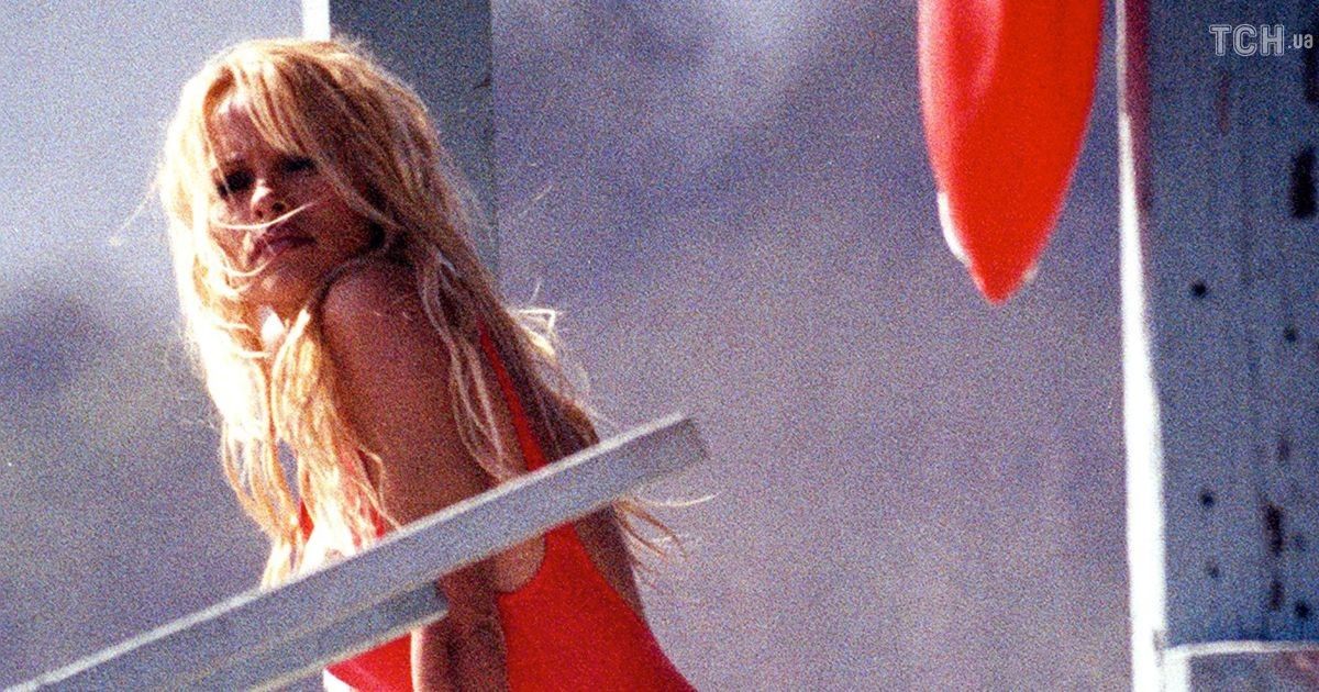 Памела Андерсон зізналася, що досі носить свій легендарний червоний купальник