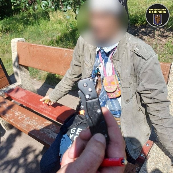 Чоловік з георгіївською стрічкою погрожував людям ножем у парку Кіото / © Муніципальна охорона