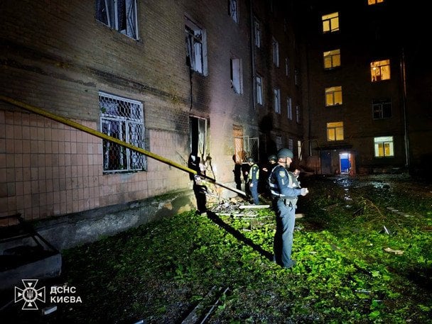 Пошкоджений гуртожиток у Києві / © ДСНС