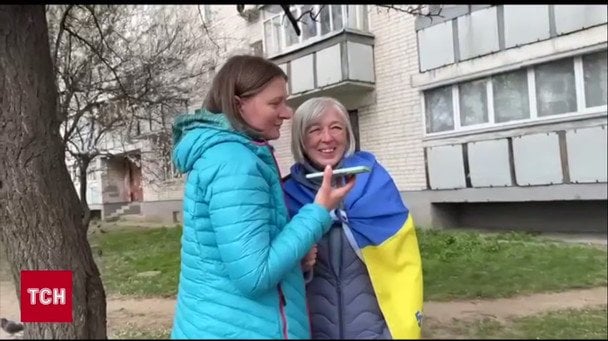 "Вашого брата обміняли": сестра захисника розплакалася після звістки про повернення з полону (відео)