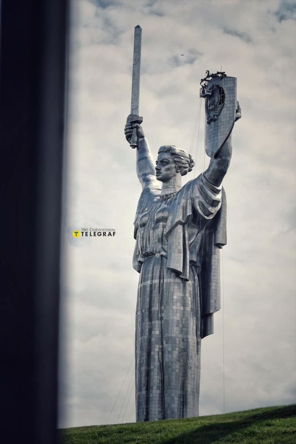 У Києві демонтують радянську символіку з "Батьківщини-матері" / Фото: Yan Dobronosov (https://www.facebook.com/dobronosov.yan)