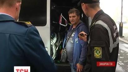 Викритий на Закарпатті митник, за зміну зібрав 7 тисяч євро хабарів та сховав у собачому вольєрі