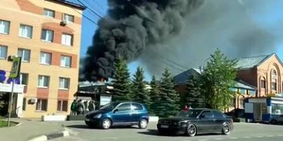 Під Москвою гасили пожежу на заводі, де виробляють військову оптику: відео