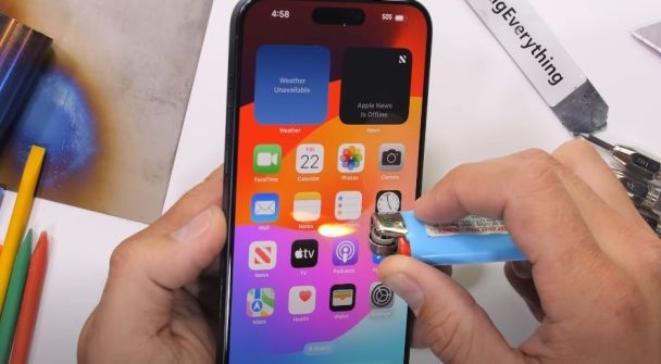 Тест на міцність iPhone 15 Pro Max / © скриншот з відео
