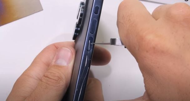 Тест на міцність iPhone 15 Pro Max / © скриншот з відео