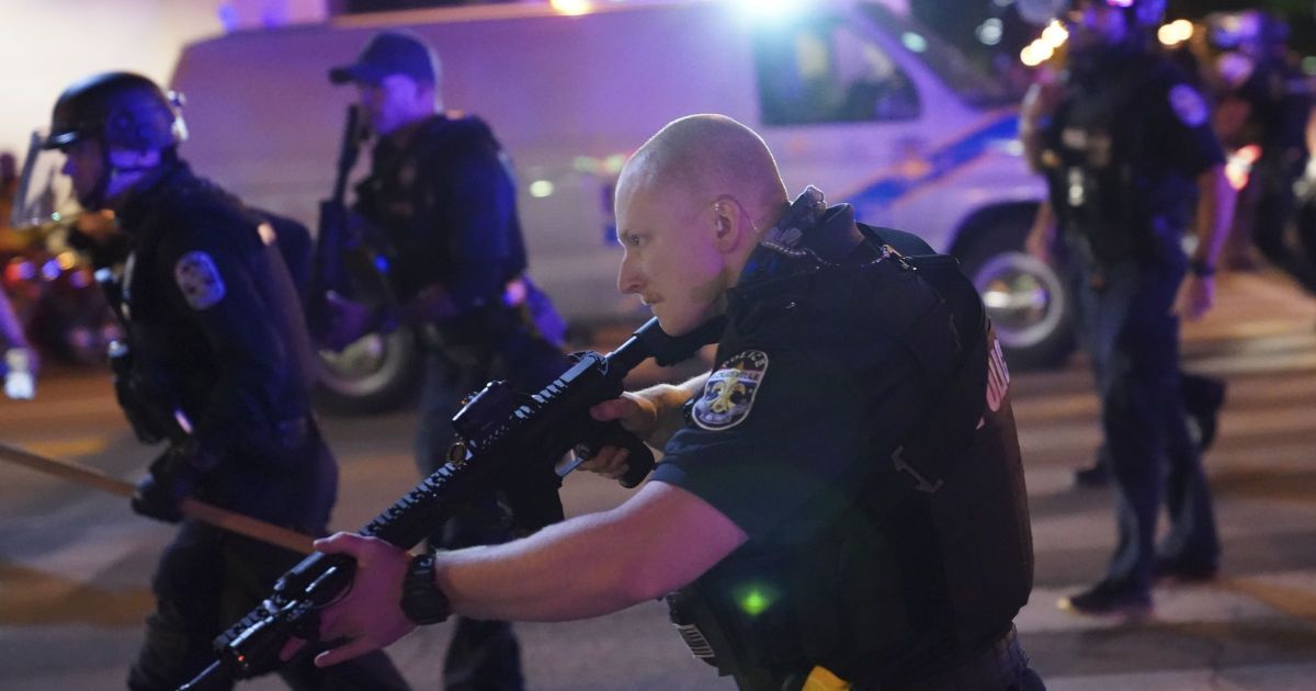 Протести в США: поліцейський отримав поранення