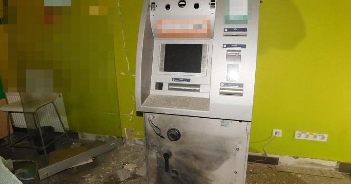 В Киеве неизвестные в балаклавах взорвали банкомат в отделении "Укрсиббанка" на Оболони