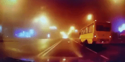 У Львові на відео зафіксували, як у маршрутки посеред дороги відпало заднє колесо