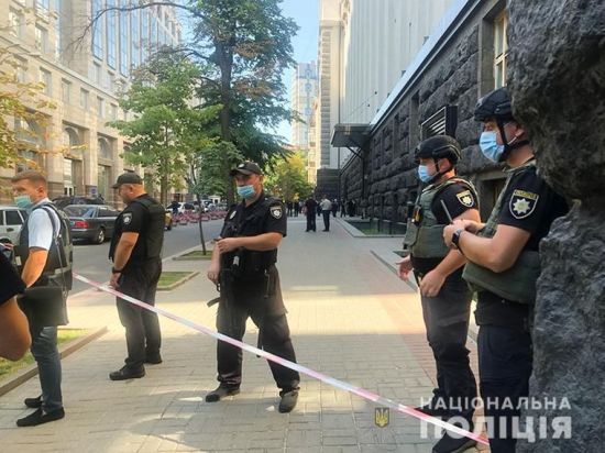 У Києві поліція готується до штурму будівлі Кабміну, яку захопив чоловік з гранатою