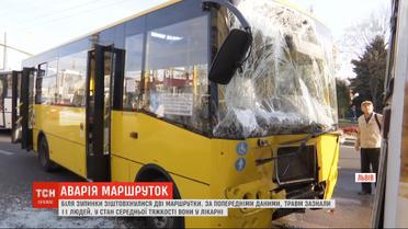 Две маршрутки столкнулись во Львове: 11 человек получили травмы