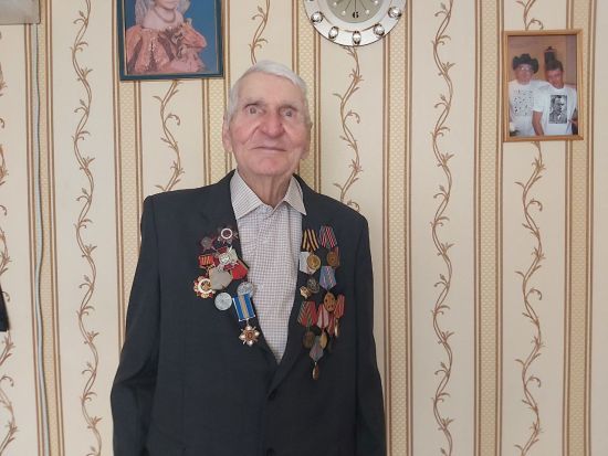 Мед та праця: 100-річний киянин розкрив секрет свого довголіття