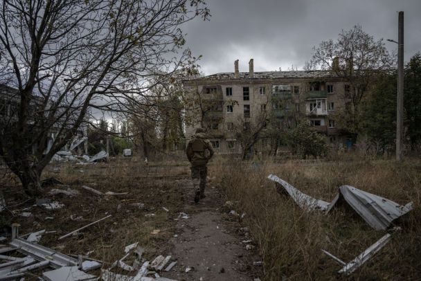 Боєць ЗСУ у зруйнованій Авдіївці / © Getty Images