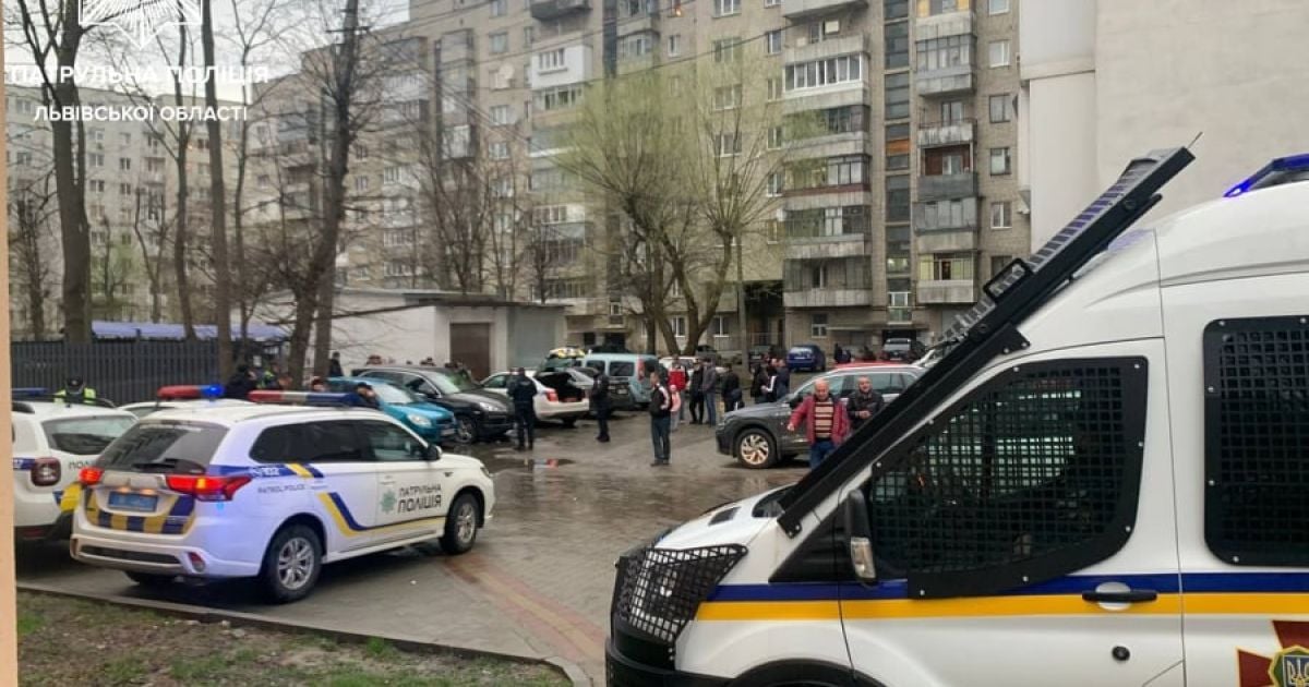 Во Львове пьяный бизнесмен на Porsche Cayenne устроил три ДТП и помочился на авто полиции: фото