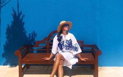 В белом платье с яркими акцентами: Катя Осадчая нежится под турецким солнцем