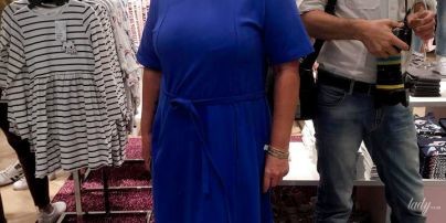 В синем платье и очках: мама Нади Дорофеевой в стильном образе пришла на вечеринку