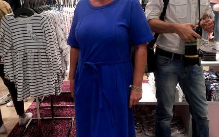 В синем платье и очках: мама Нади Дорофеевой в стильном образе пришла на вечеринку