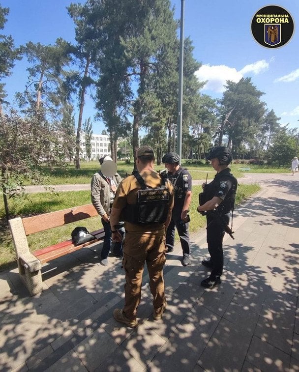 Чоловік з георгіївською стрічкою погрожував людям ножем у парку Кіото / © Муніципальна охорона