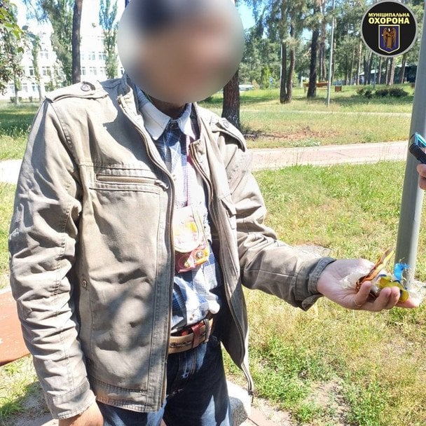 Чоловік з георгіївською стрічкою погрожував людям ножем у парку Кіото / © Муніципальна охорона
