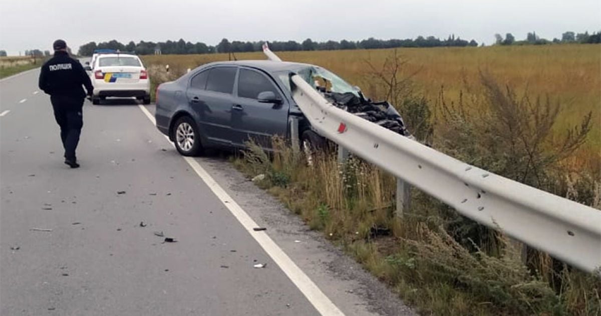 На Хмельниччині іномарка влетіла у металевий відбійник: водієві стало зле за кермом