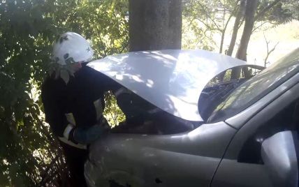 В соцсетях появилось видео, как машина переезжает лежащую на дороге женщину