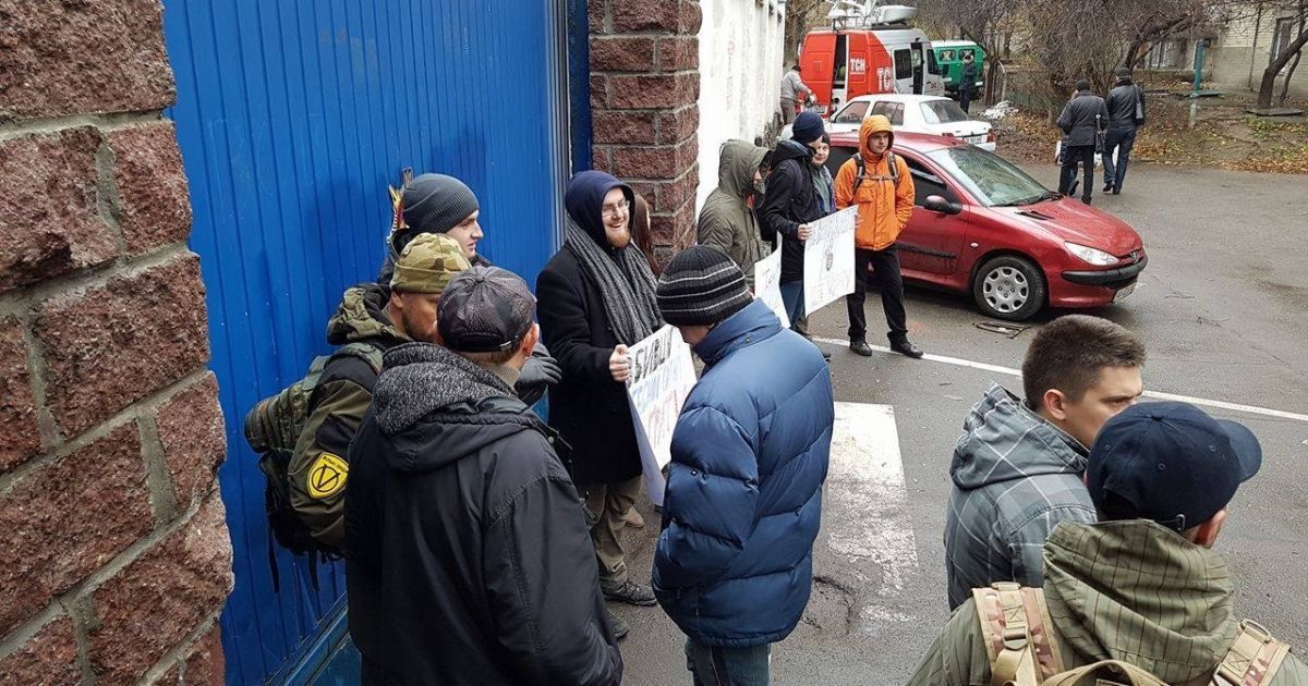 Активисты продолжают блокировать СИЗО в Киеве, не выпуская беркутовцев на заседание суда с Януковичем