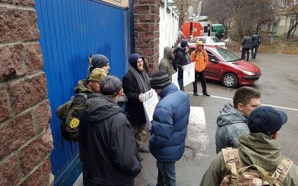 Активісти продовжують блокувати СІЗО у Києві, не випускаючи беркутівців на засідання суду з Януковичем