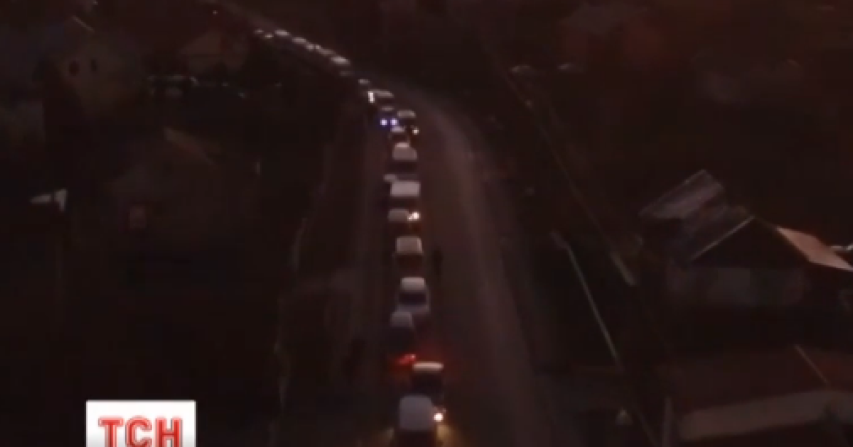 Около тысячи авто насчитали в очереди