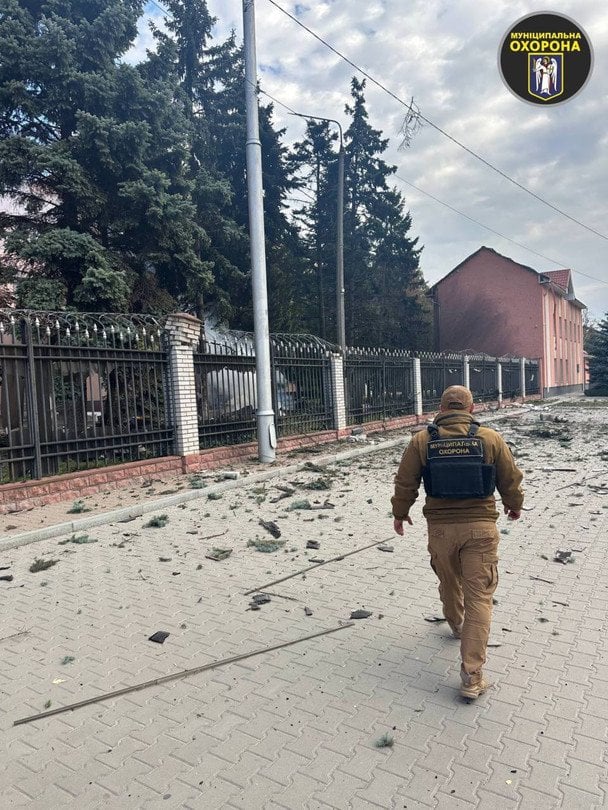 Перші кадри з місця падіння уламків безпілотника в Києві / © Муніципальна охорона