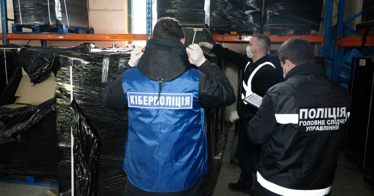 Злочинне угруповання виготовляло та торгувало фальсифікованими продуктами / © Кіберполіція