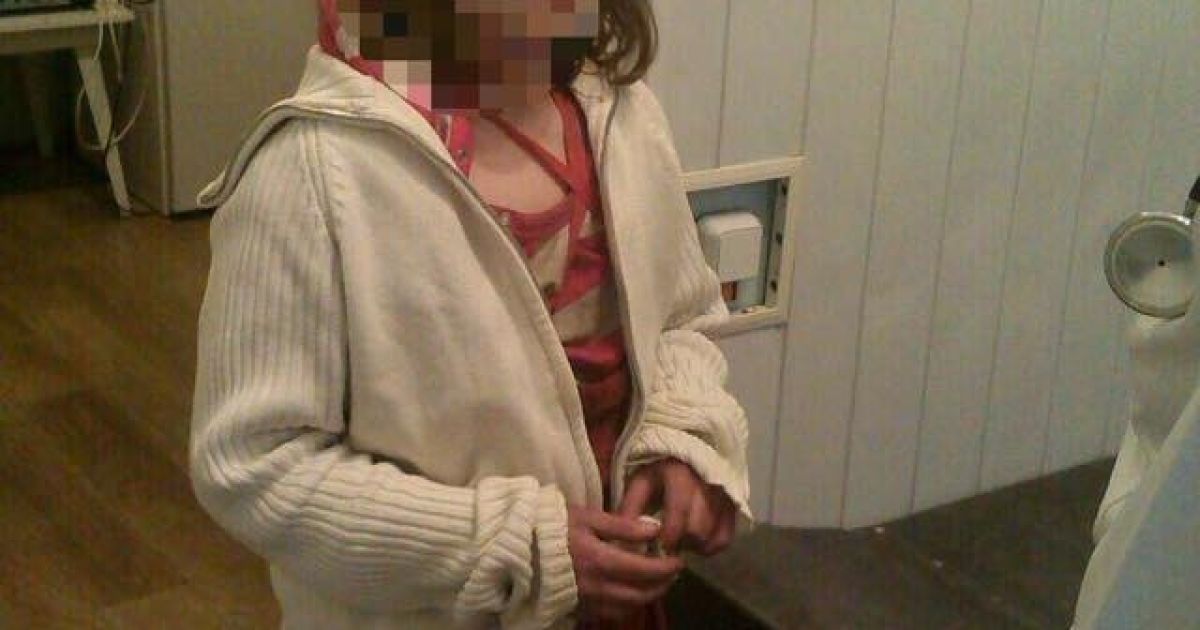 В Краматорске из окна выпала 8-летняя девочка, которую мать на сутки оставила саму