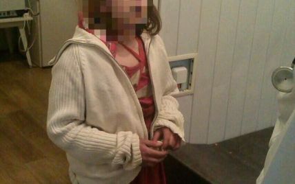 В Краматорске из окна выпала 8-летняя девочка, которую мать на сутки оставила саму