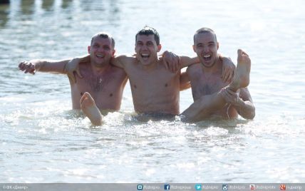 Украинские футболисты искупались в море на Крещение
