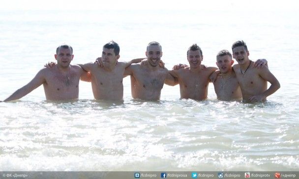 Футболісти "Дніпра" скупалися на Водохрещу у Туреччині. / © ФК Дніпро
