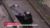 В Киеве автомобиль на большой скорости слетел с эстакады