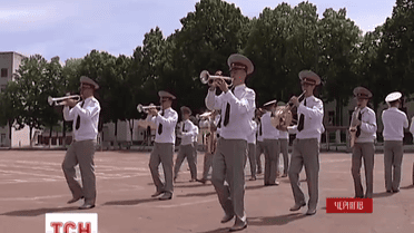 Дети из Славянска приехали в гости к военным, которые восстановили после обстрелов их школу